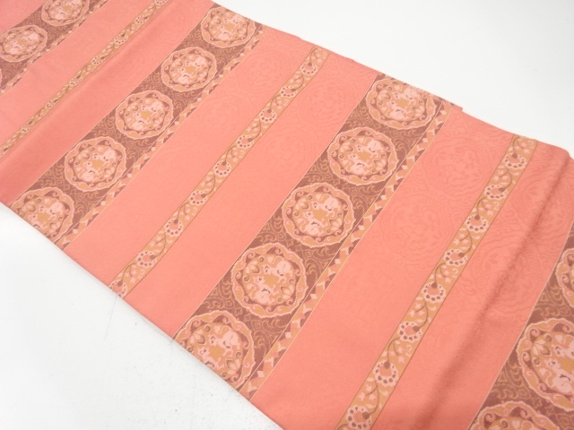 横段に向かい動物模様織り出し　名古屋帯